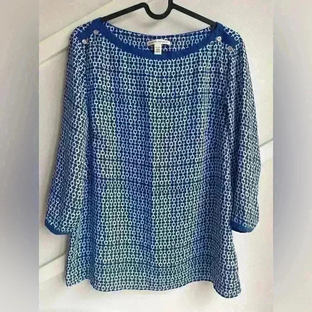 Banana Republic Blue White Geometric Silky 3/4
Sleeve  Pop size M petite